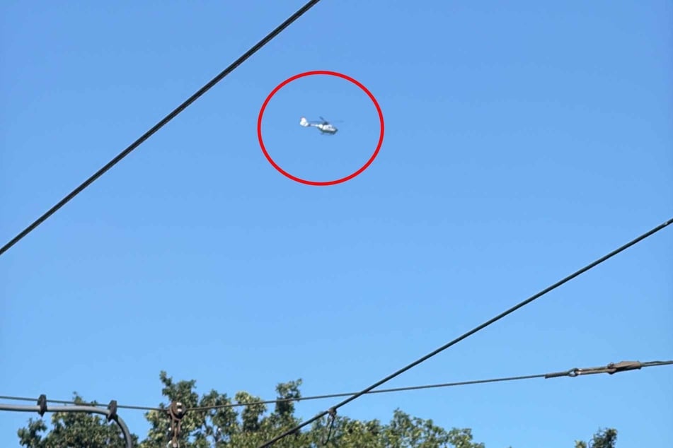 In der Luft wurde die Fanschar von einem Helikopter begleitet.