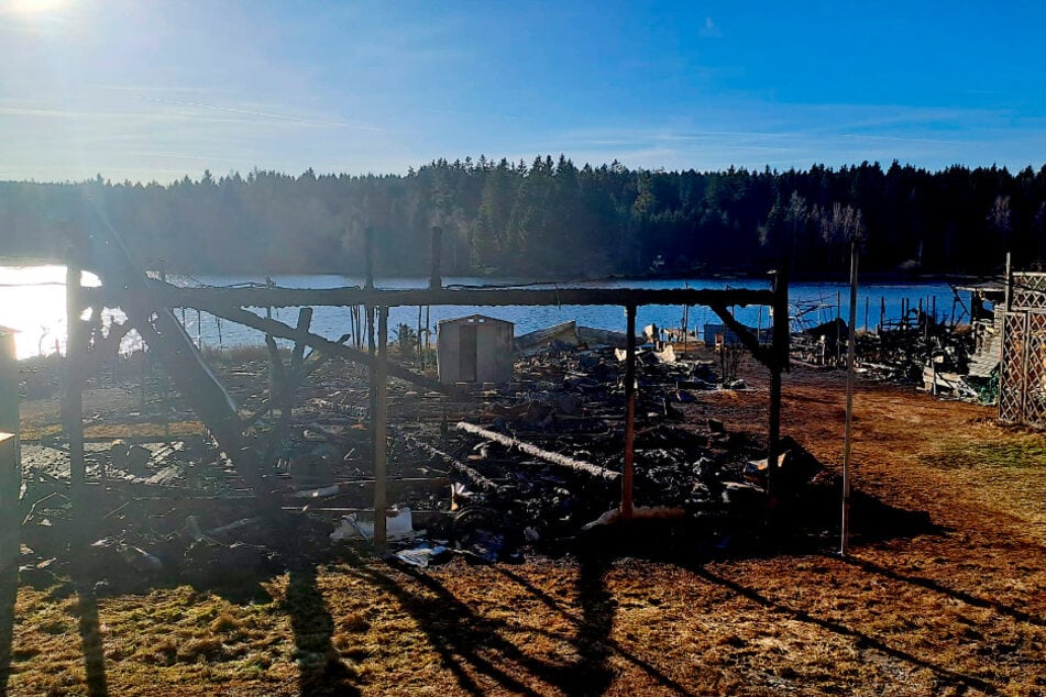 Nach dem Feuer blieben nur Schutt und Asche von den Bungalows übrig.