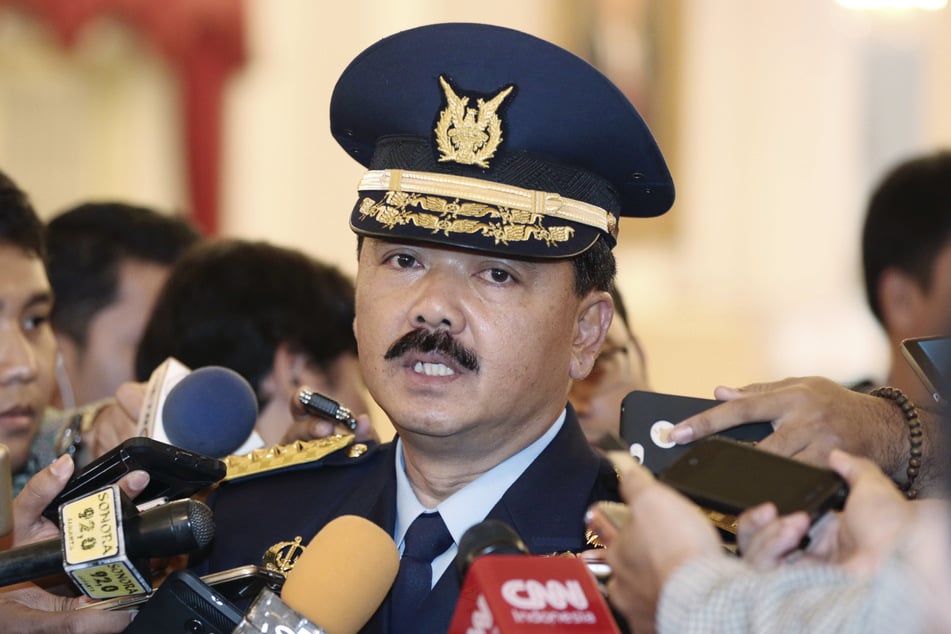 Luftmarschall Hadi Tjahjanto, damaliger Stabschef der indonesischen Luftwaffe, spricht mit Journalisten.