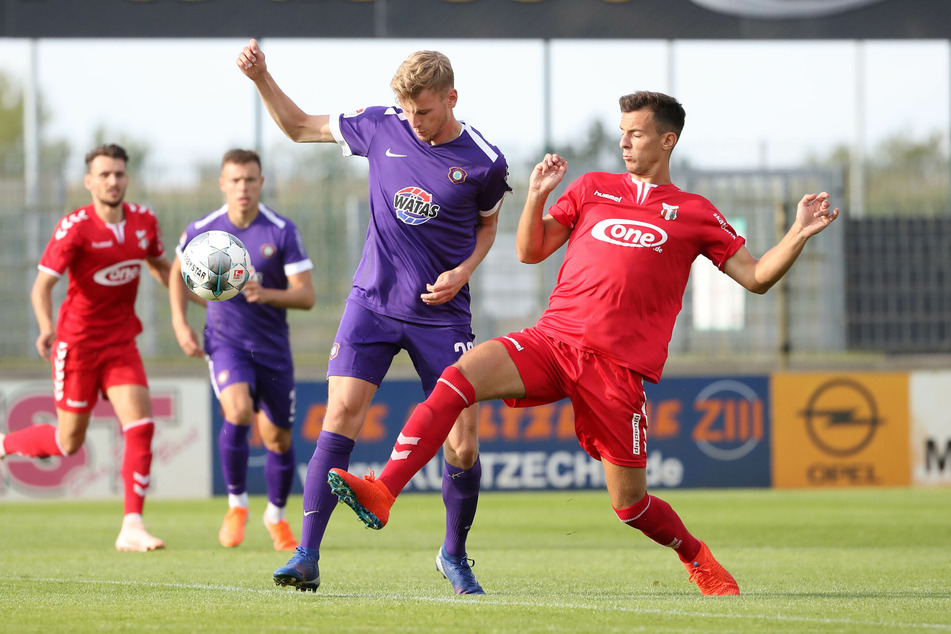 Bastian Strietzel, hier im Zweikampf mit Aue-Kicker Christoph Daferner, wird künftig für den FSV Zwickau spielen (Archivbild).
