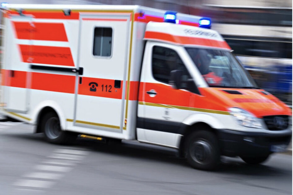 Caddy kollidiert in Ausfahrt mit Motorrad: 52-Jähriger schwer verletzt