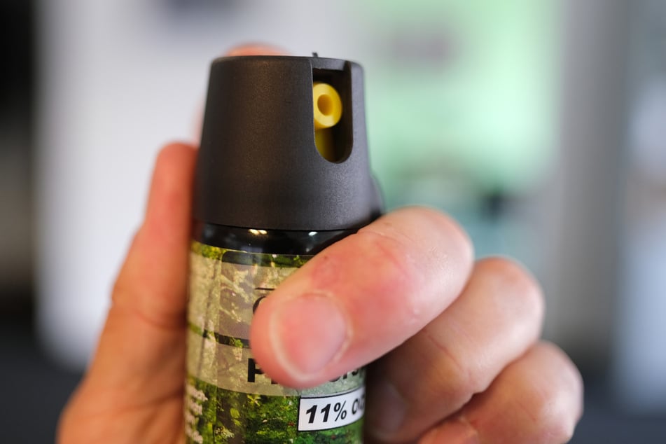 Nachdem der Angreifer Pfefferspray in Richtung der Einsatzkräfte gesprüht hatte, griff er zu einem Messer. (Symbolbild)