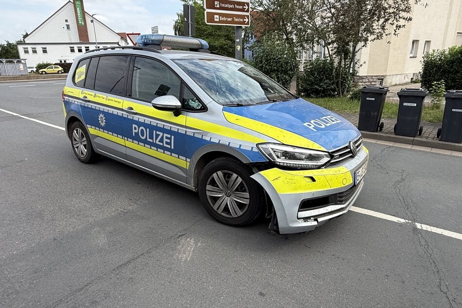 Am Streifenwagen entstand laut Polizei ein Sachschaden von rund 5000 Euro.