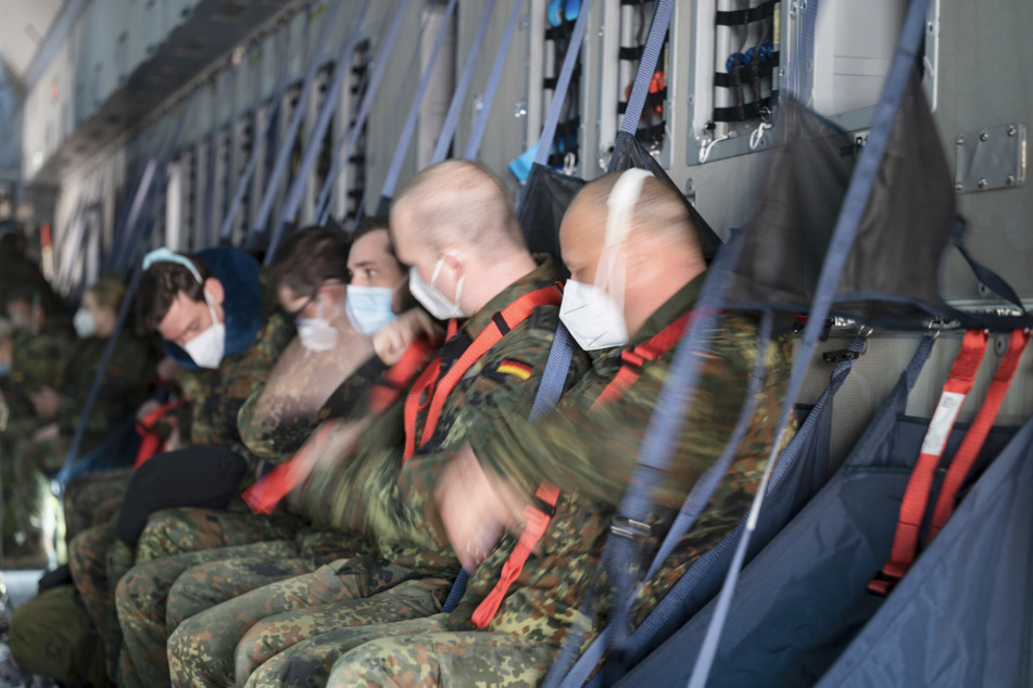 Angehörige des Sanitätsregiments 3 der Bundeswehr aus Dornstadt sitzen am Flughafen Stuttgart in einem Airbus 400M der Luftwaffe. Die Bundeswehr hat erneut Sanitäter zum Corona-Hilfseinsatz nach Portugal geschickt.