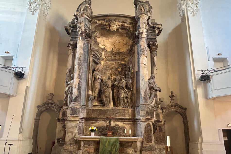 Der kostbare Altar der Dreikönigskirche mit den törichten und klugen Jungfrauen vor Jesus Christus.