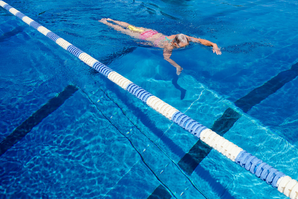 Heidelberg: Eine Schwimmerin zieht im Tiergartenfreibad ihre Bahnen.