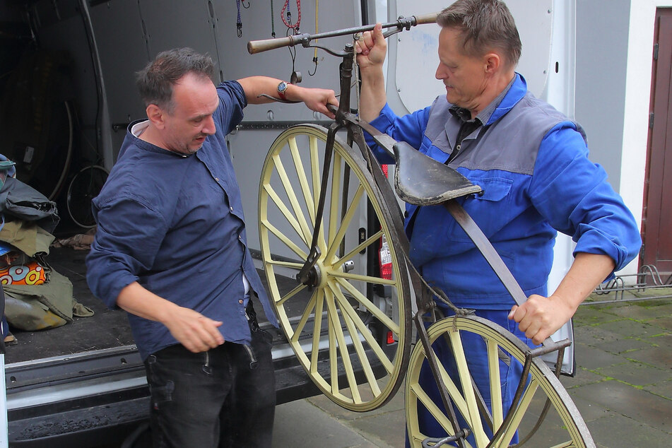 Die Vereinsmitglieder Christian Schöbel (50, l.) und Frank Papperitz (52) laden ein Tretkurbel-Velociped aus.