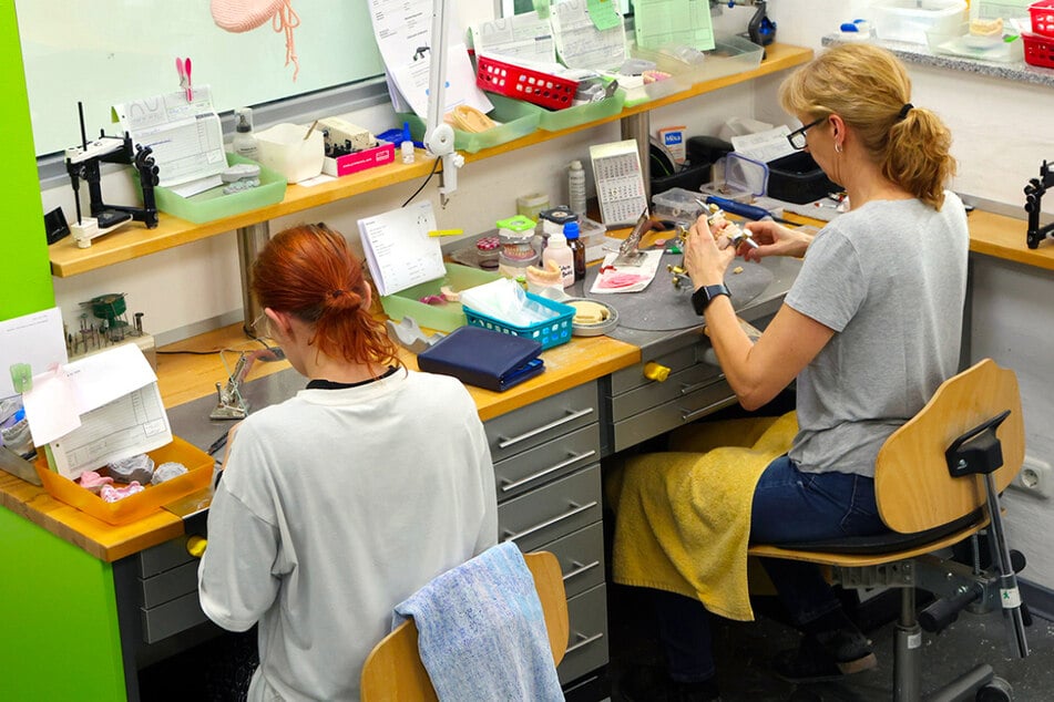 Im Labor von Schüler Dental fertigen Zahntechniker Zahnersatz mit Präzision und gezielter Technik an.