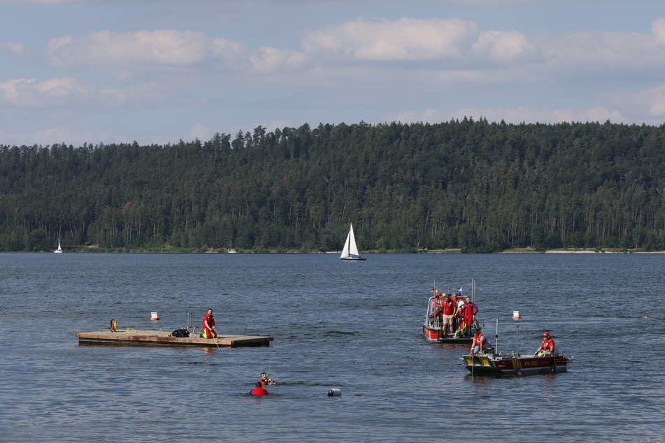 Rettungskräfte suchen den Brombachsee rund um die Badeplattform ab.