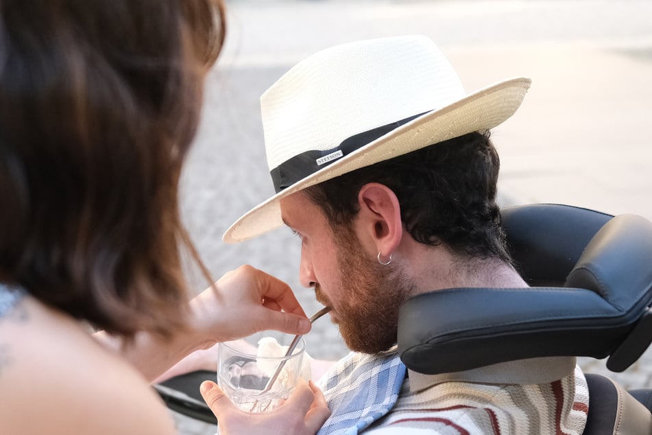 Freunde helfen ihm bei alltäglichen Dingen wie Trinken oder auch Treppen hoch und runter zu kommen.