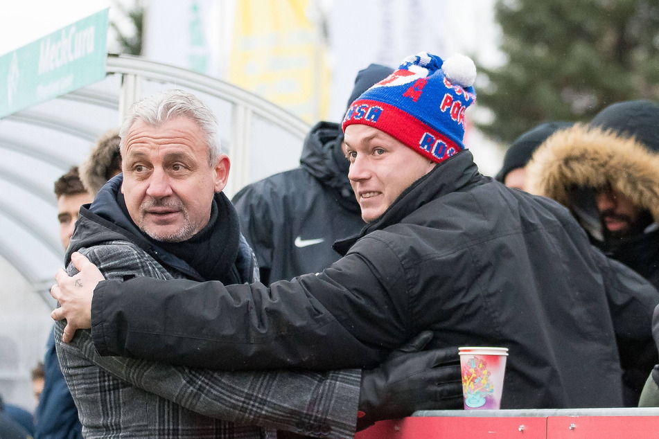 Pavel Dotchev (56, l.) war in seiner Zeit als Hansa-Trainer durchaus beliebt bei den Fans.
