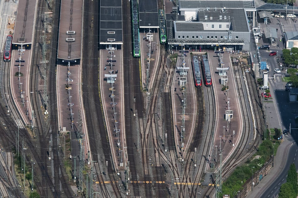 Am Dortmunder Hauptbahnhof sind Ermittler nach einem Zeugenhinweis offenbar auf zwei gefälschte Kennzeichen gestoßen. (Archivbild)