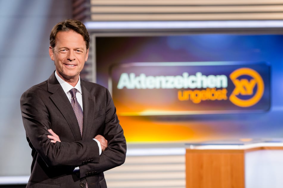 Aktenzeichen XY ungelöst: Moderator Rudi Cerne im Studio (Foto: ZDF/Nadine Rupp)