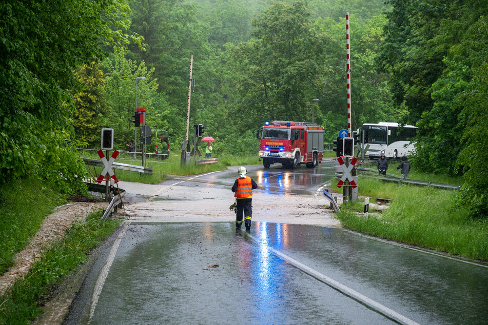In Weimar-Legefeld stand am Sonntagvormittag ein Bahnübergang unter Wasser.