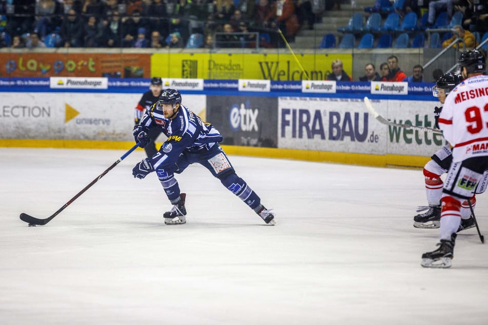 Mike Glemser (26), hier noch im Dienst der Dresdner Eislöwen, ist seit einem schweren Sport-Unfall 2023 querschnittsgelähmt und fordert jetzt Schmerzensgeld.