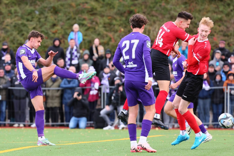 Omar Sijaric (l.) zieht ab. Im Landespokal in Annaberg konnte der Mittelfeldspieler endlich mal wieder auf sich aufmerksam machen.