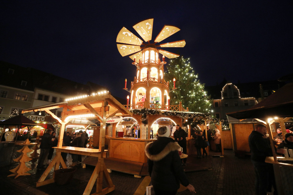 Besucher gehen über den Weihnachtsmarkt in Weimar. (Archiv)