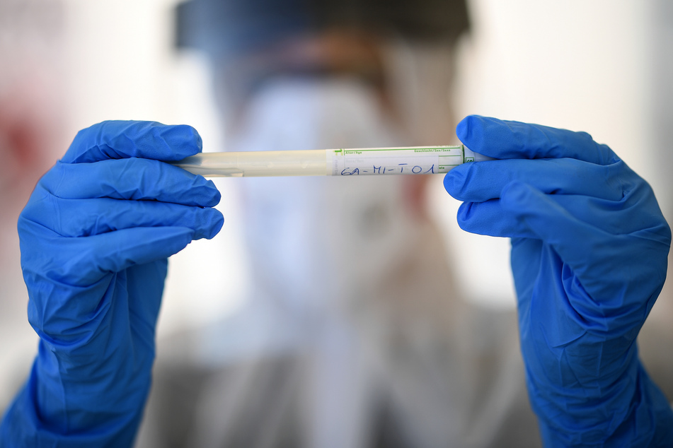 Mitarbeiter des Gesundheitsamtes in einer Corona-Test-Einrichtung.