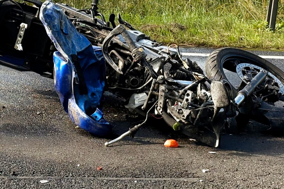 Biker (†63) gerät in Gegenverkehr und kracht frontal gegen Lastwagen