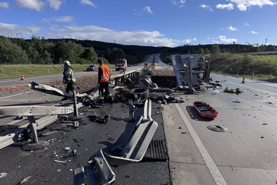 Ein Lkw durchbrach am Sonntag auf der A9 zwischen Bad Lobenstein und Schleiz die Mittelplanke.