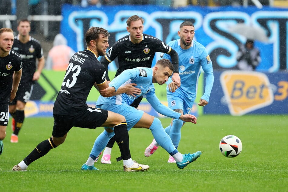 Lars Bünning (26, l.) kochte im Hinspiel Julian Guttau (25) ab. Gut möglich, dass Dynamos Innenverteidiger diese Chance auch am Sonntag wieder erhält.