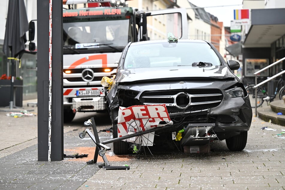 Der Mann (67) war mit seinem Auto durch eine Fußgängerzone gefahren. Offenbar war ein medizinischer Notfall der Auslöser.