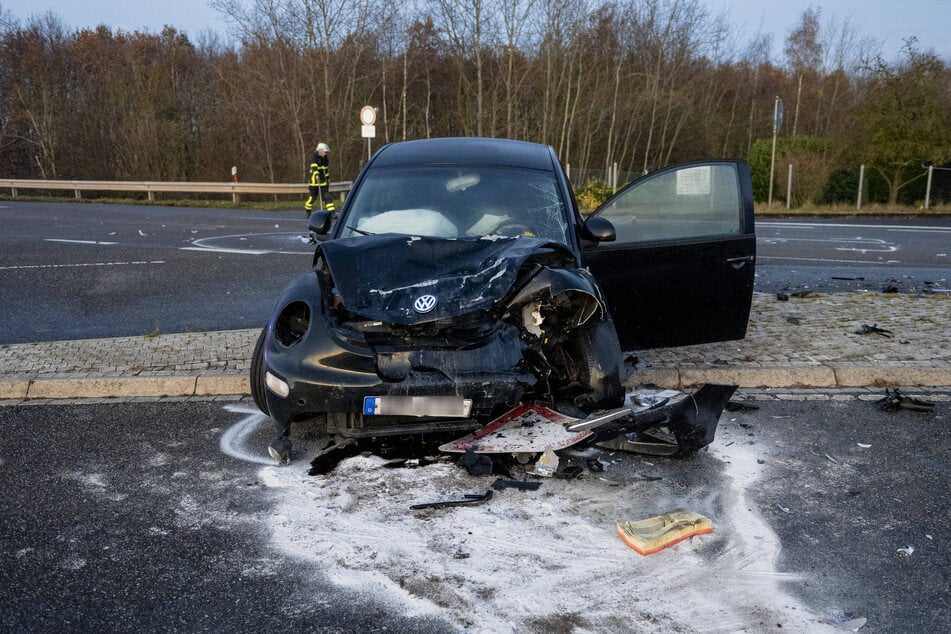 Der 34-jährige Fahrer des völlig zerstörten VW Beetle wurde bei dem Frontalcrash auf der L162 bei Erftstadt nur leicht verletzt.