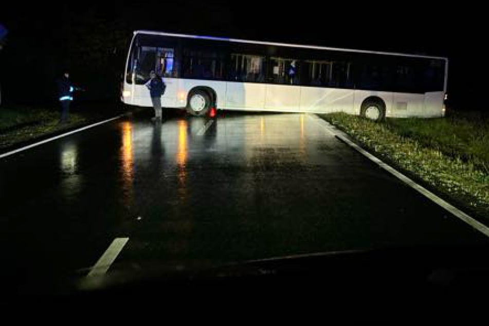 Weil er zu weit rückwärts nach hinten in einen Graben gefahren war, setzte der Mittelteil des Busses auf der Straße auf.