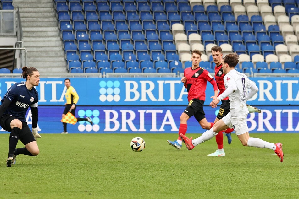 Mika Clausen trifft zum 1:0 für die Veilchen.