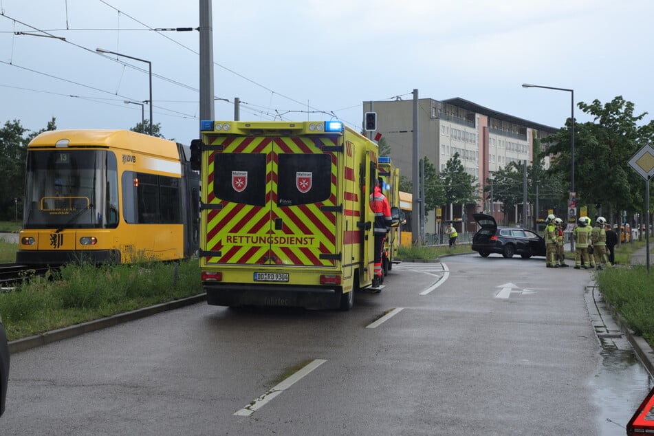 Der Passat-Fahrer wollte nach links, die Bahn-Fahrgäste aber geradeaus. Dann knallte es.