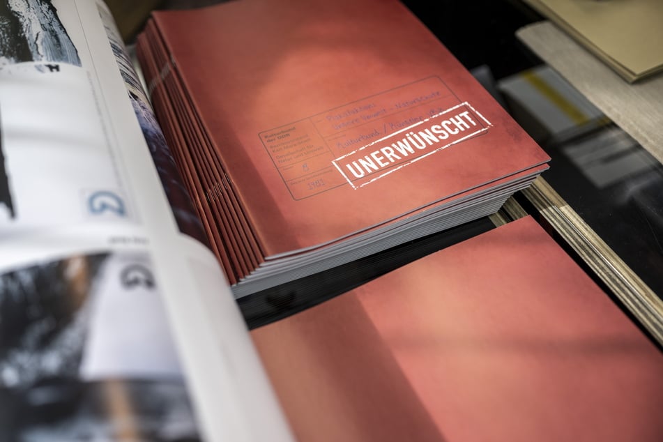 Unter dem Titel "Unerwünscht" werden die nächsten acht Wochen 36.000 City Cards der Künstler in Umlauf gebracht.