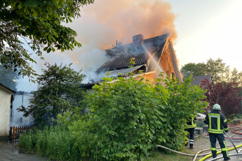Am Montagabend hat ein Einfamilienhaus in Bademühlen (Niedersachsen) gebrannt. Drei Personen wurden dabei verletzt.