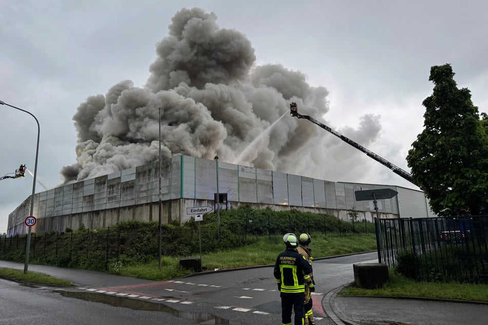 Feuer in Krefelder Entsorgungsbetrieb: Brand im Rheinhafen nach Stunden gelöscht
