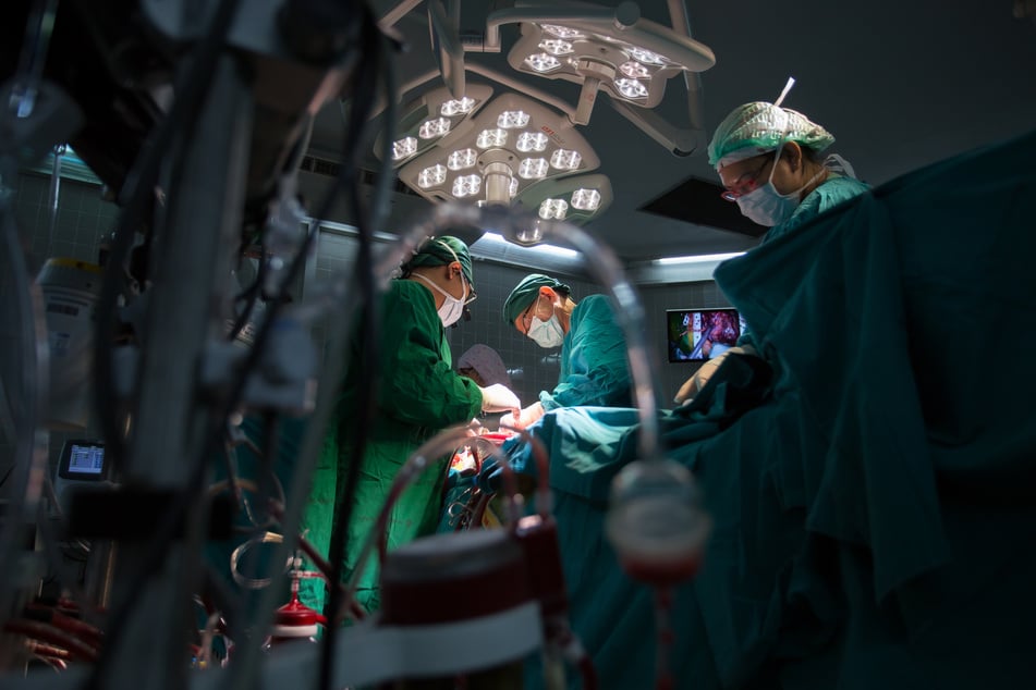 Die Ärzte transplantierten das Herz, obwohl sie wussten, dass das Organ beschädigt war. (Symbolbild)