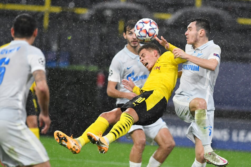 Der Knackpunkt im Spiel: Zenits Vyacheslav Karavaev zieht Thorgan Hazard im Strafraum zu Boden. Den Strafstoß verwandelte Jadon Sancho.