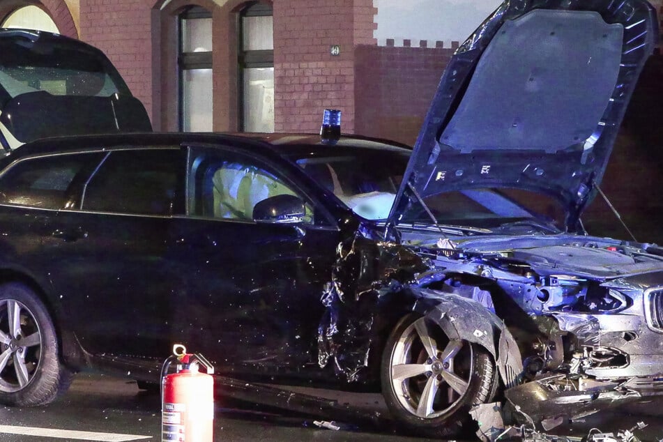 Trotz eingeschaltetem Blaulicht und Martinshorn kam es zum Crash zwischen dem Volvo der Polizei und einem unbeteiligten Fahrzeug.