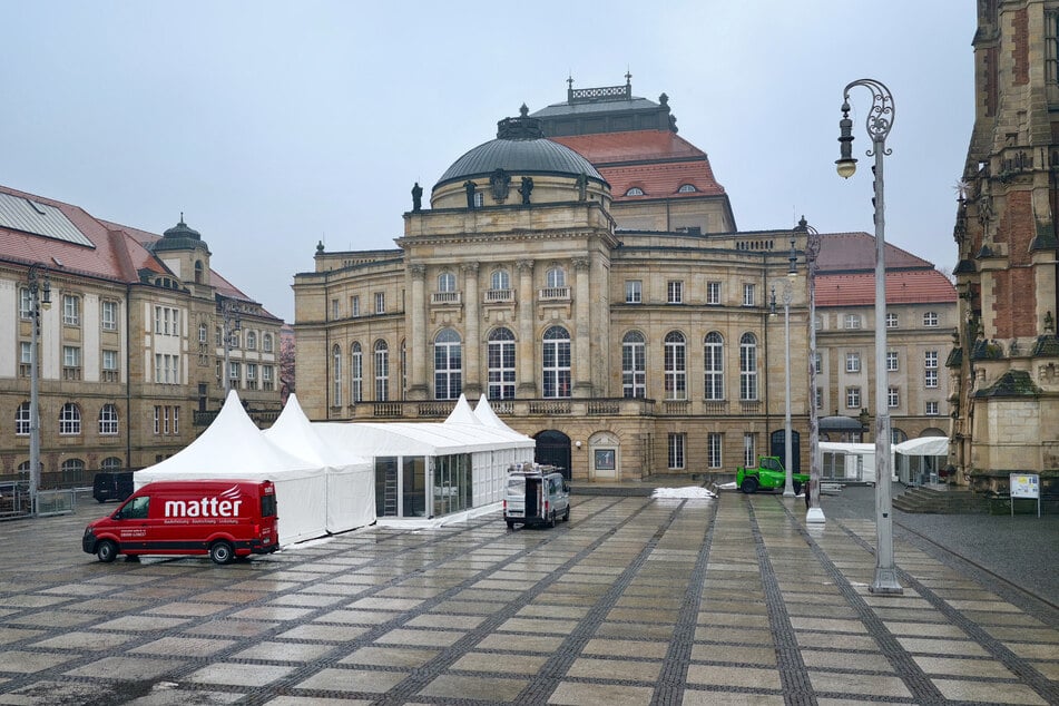 Vor dem Opernhaus sind die Vorbereitungen schon in vollem Gange.
