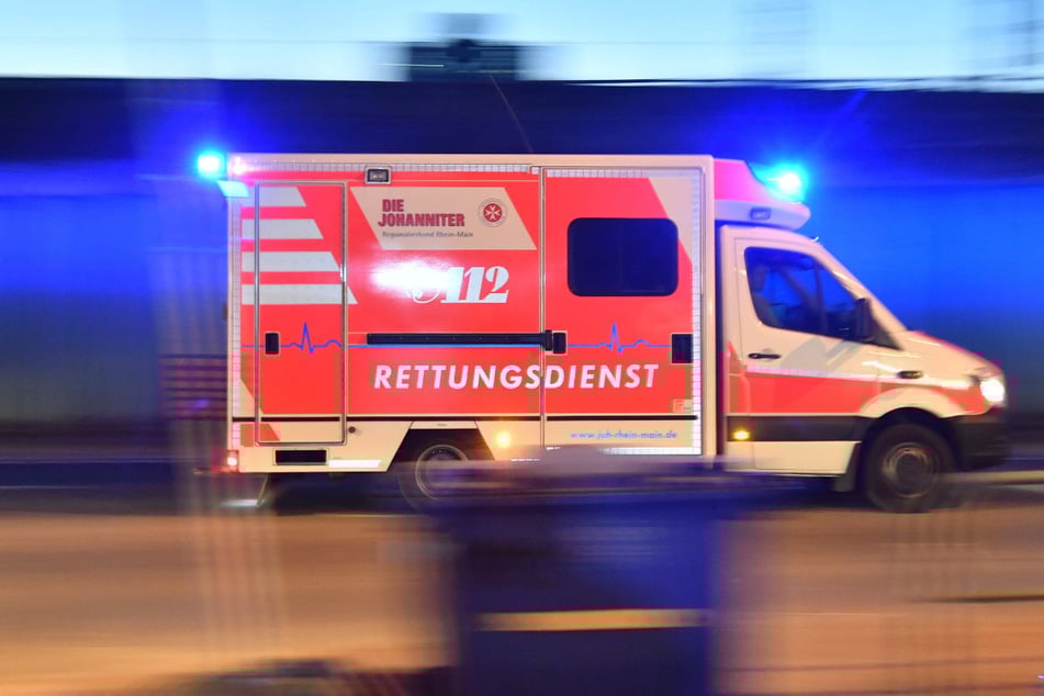 Die drei Männer zwischen 22 und 24 Jahren wurden in einem Krankenhaus ambulant behandelt. (Symbolbild)