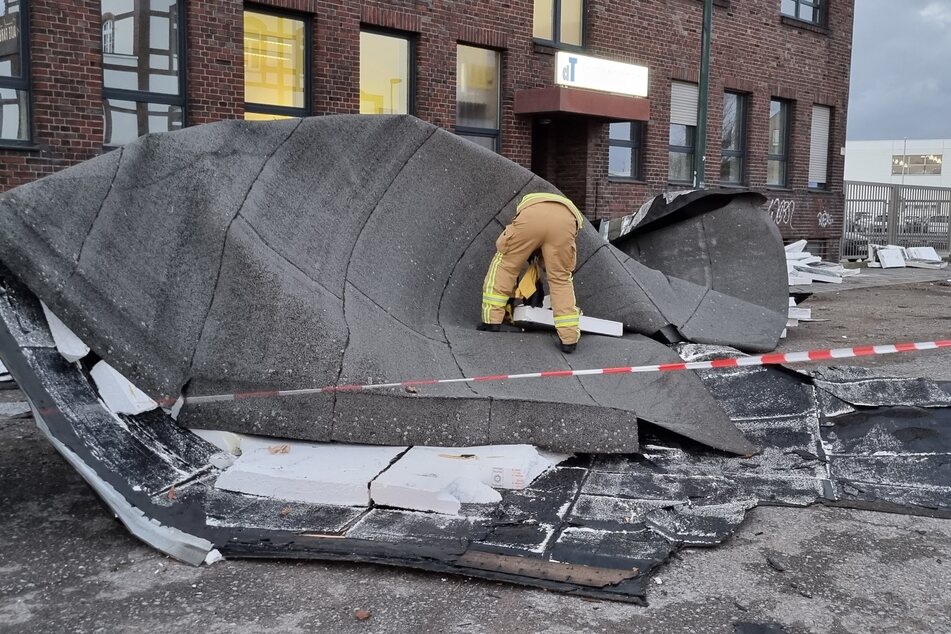 In Düsseldorf haben sich Teile des Flachdaches eines Gewerbebetriebes gelöst und sind auf den Bürgersteig gestürzt. Mindestens ein geparktes Fahrzeug wurde beschädigt.