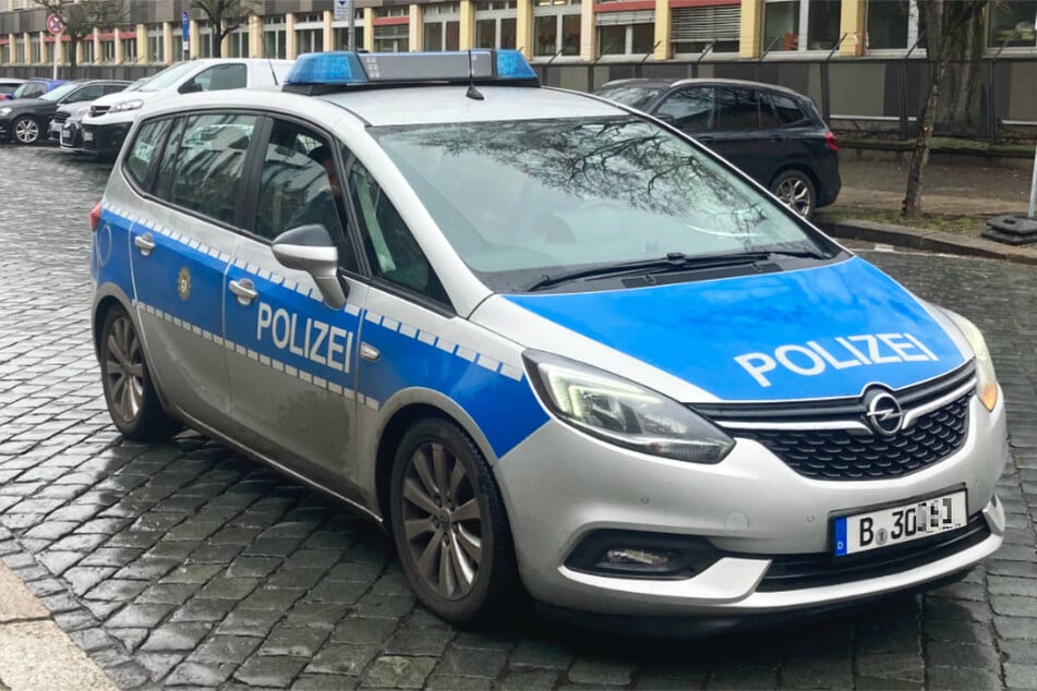 Nach Angaben der Polizei ist der Streifenwagen in Tegel mit Blaulicht und Martinshorn unterwegs gewesen. (Symbolfoto)