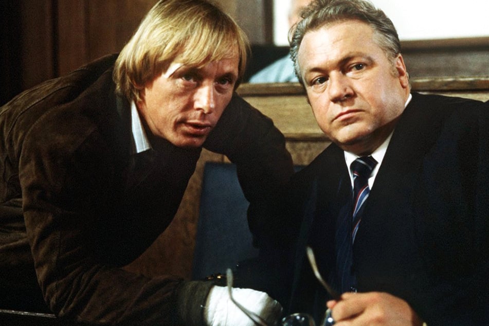 Claus Theo Gärtner (83, l.) als Privatdetektiv Matula und sein erster Partner Günter Strack (†69) als Rechtsanwalt Dr. Renz waren die Hauptdarsteller, als "Ein Fall für Zwei" 1981 an den Start ging.
