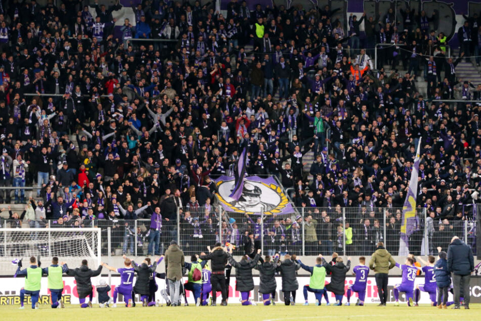 Die Auer Spieler jubeln vor vollen Rängen - das wird's so vorerst nicht mehr geben. Eine gewisse Anzahl an Fans will der FCE aber unbedingt im Stadion haben.