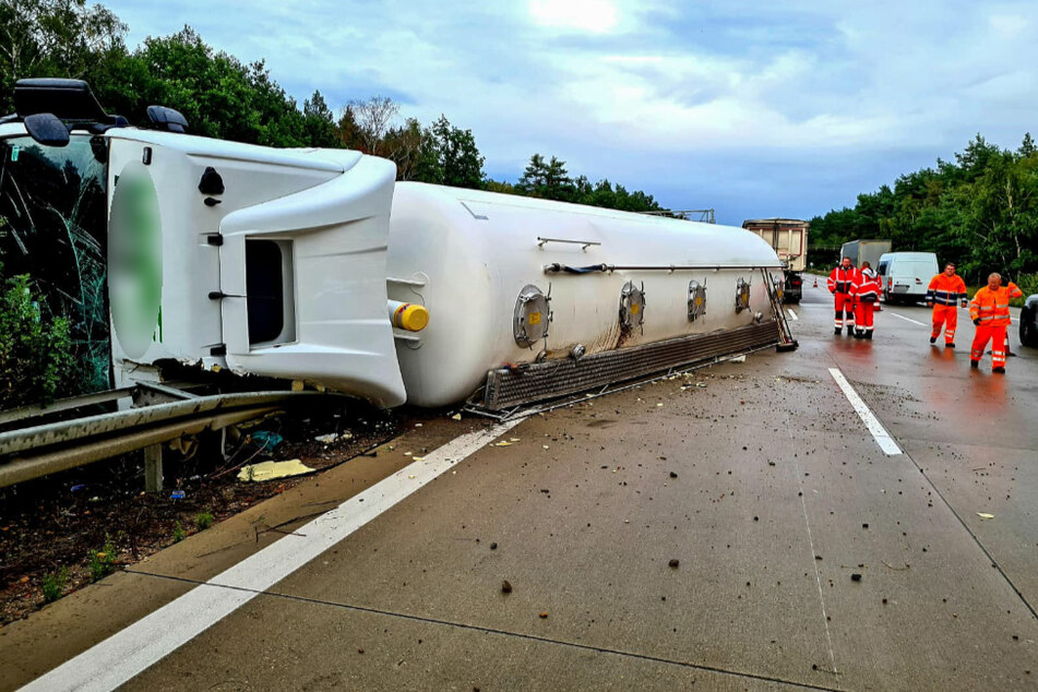 Der Lastzug krachte durch die Mittelleitplanke auf die Gegenfahrbahn.