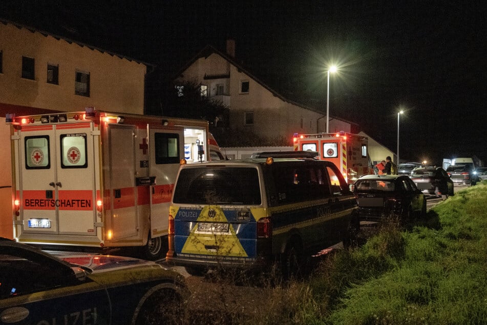 Rettungskräfte stehen vor dem Mehrfamilienhaus in Walsdorf.