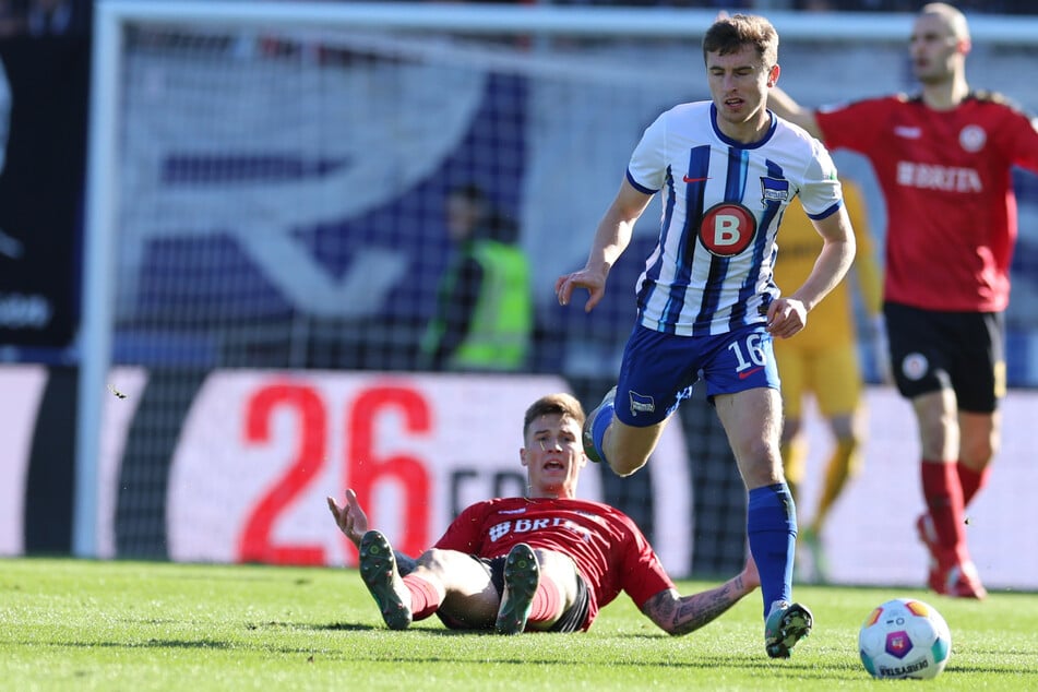 Rechtsverteidiger Jonjoe Kenny (26) hat seine muskulären Probleme wieder überwunden.