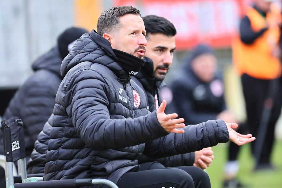 Zschiesche durfte den Greifswald-Kader nach seinen Vorstellungen bauen, doch der durchschlagende Erfolg trat nicht ein. Co-Trainer Timur Binerbay (42, r.) darf weitermachen.