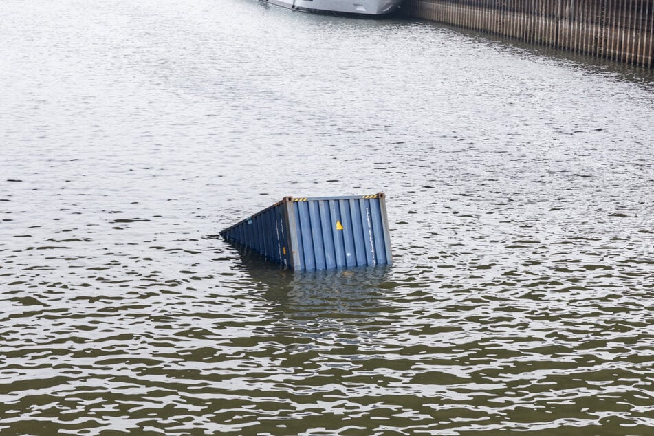 Mindestens zwei mutmaßlich leere Behälter landeten im Rhein.