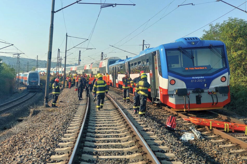 Die Einsatzkräfte mussten mehr als 200 Reisende evakuieren.