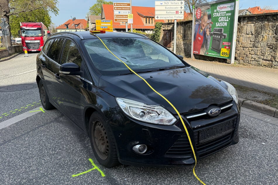 Der Ford wurde bei dem Unfall stark beschädigt.