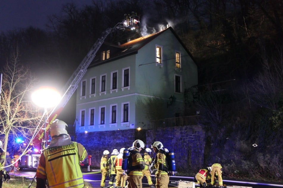 Die Einsatzkräfte mussten die Straße sperren.